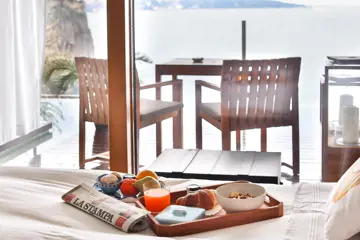 13 breakfast on bed laque by the sea