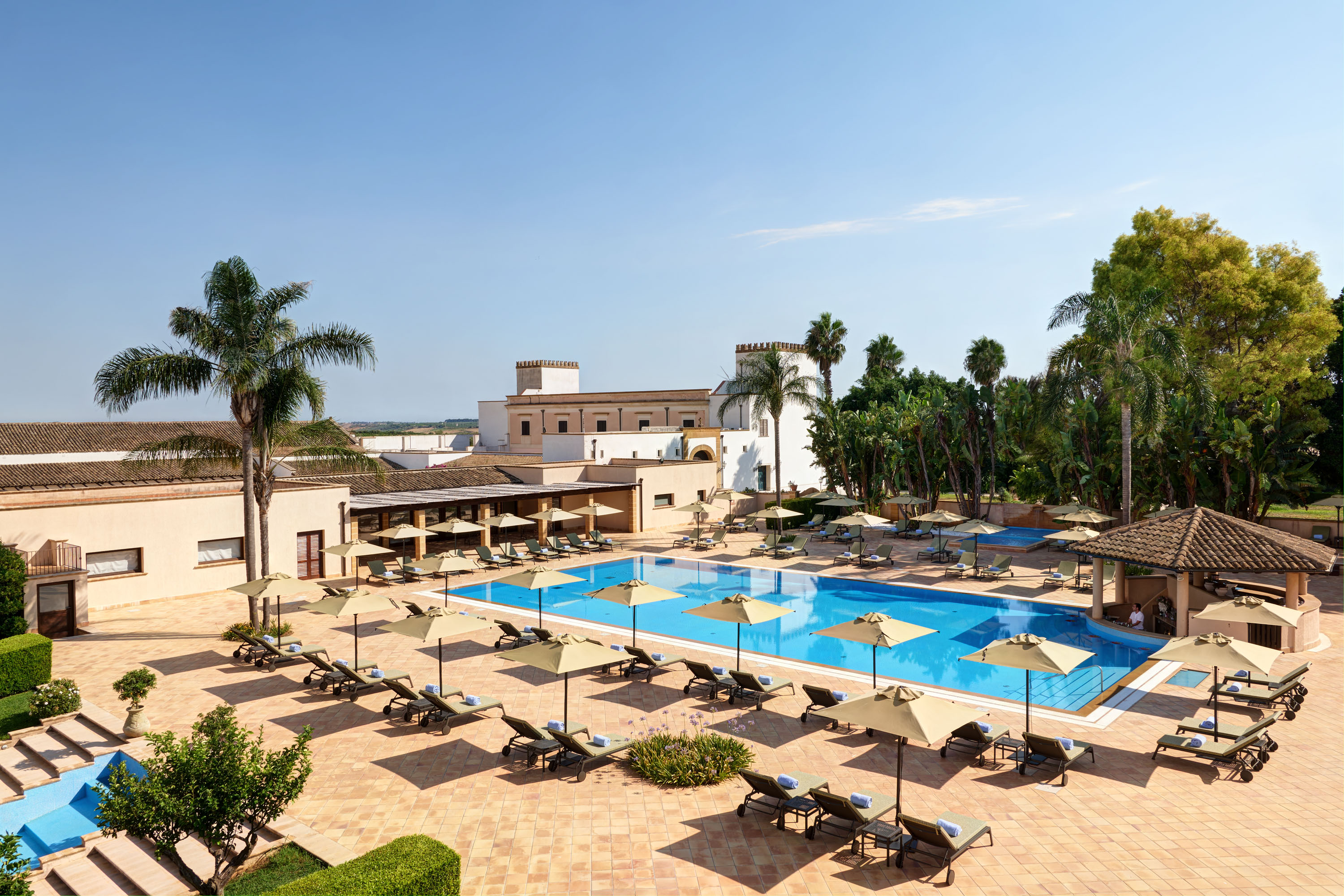 6 citrus pool bar