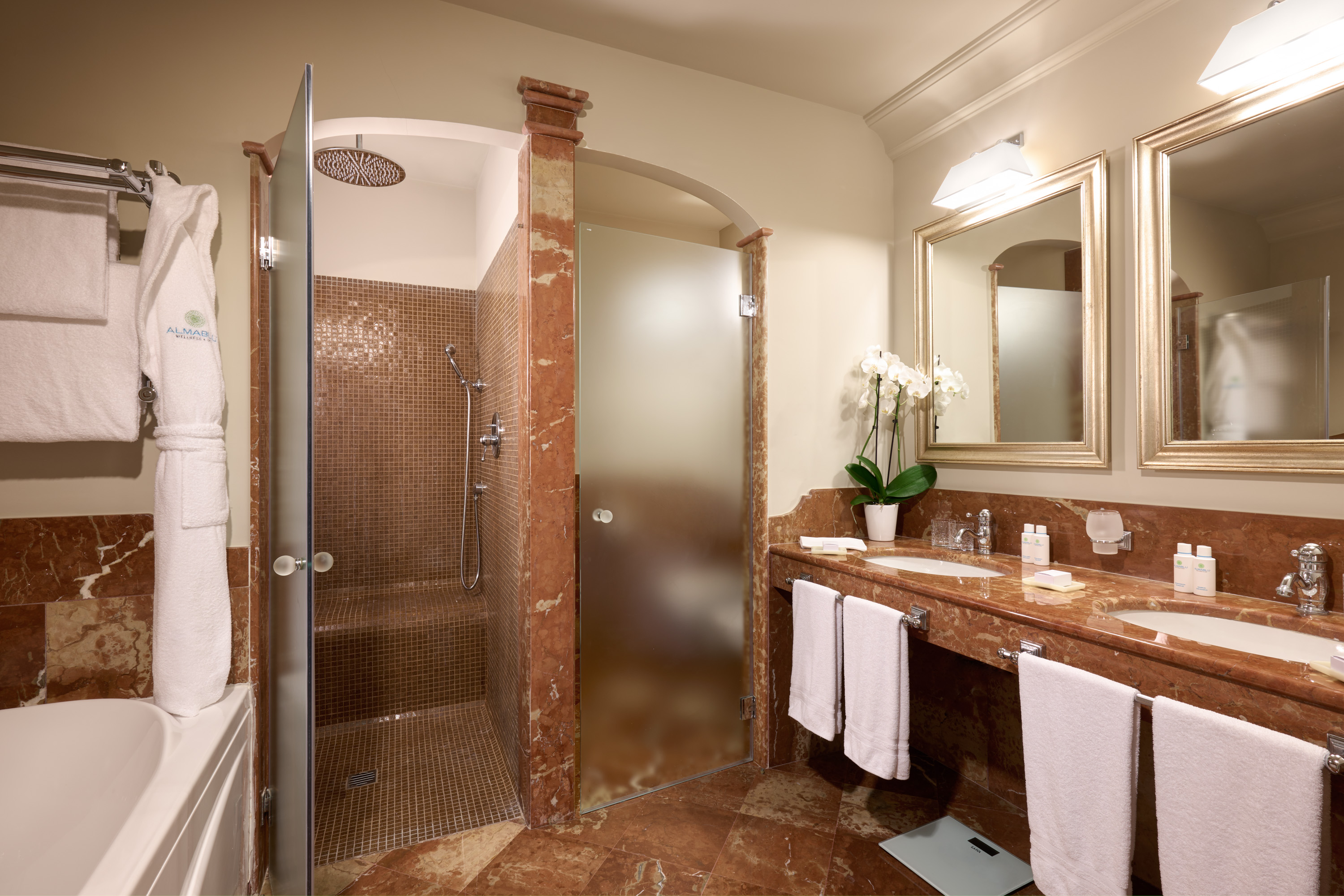 10 junior suite garden view bathroom