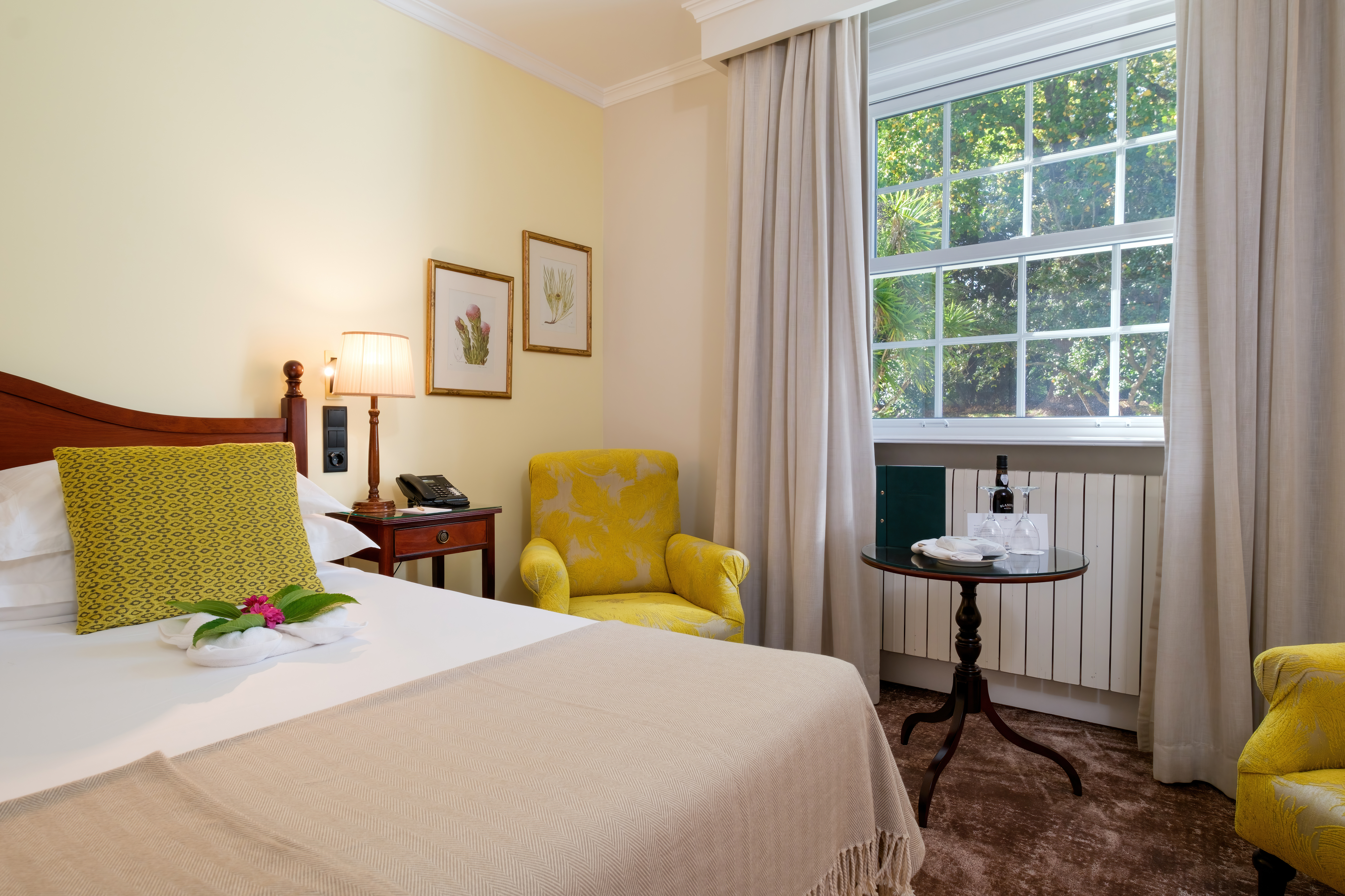 18 bedroom yellow