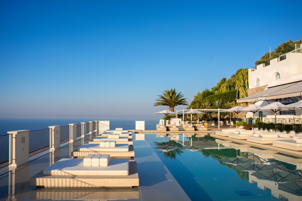 2 swimming pool with sunbeds