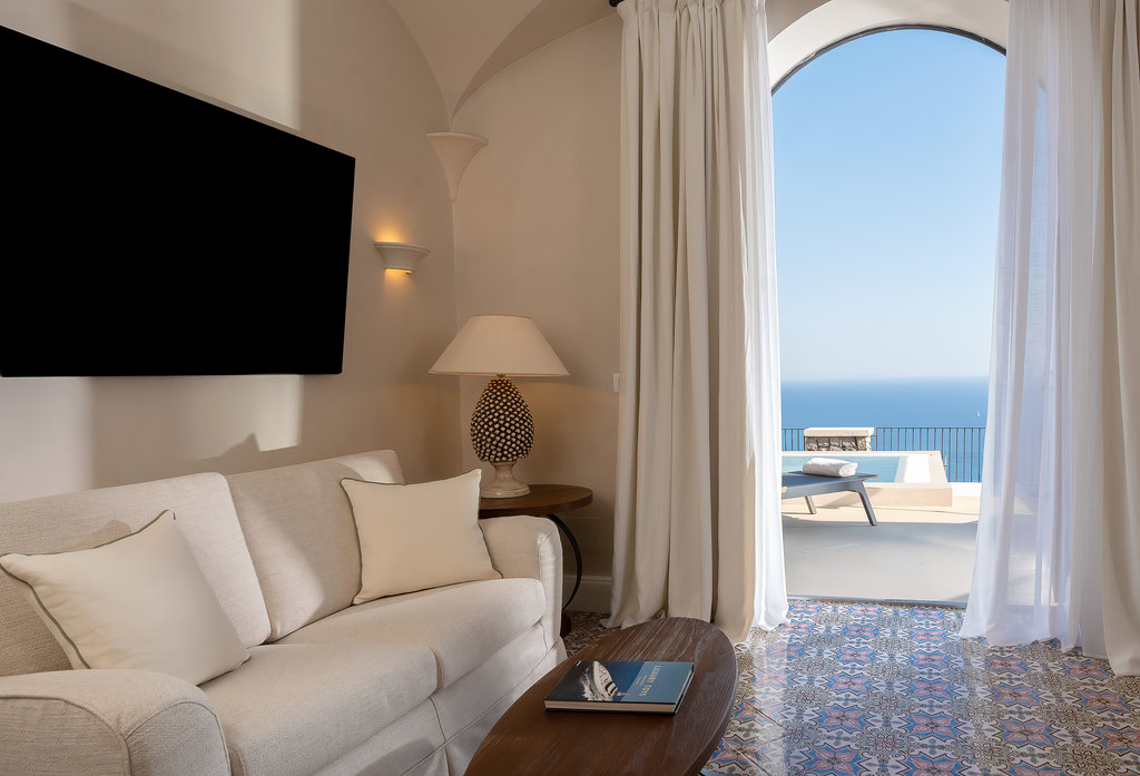 4 signature suite pool living room