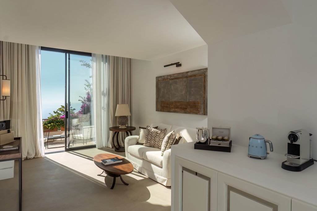 9 junior suite livingroom