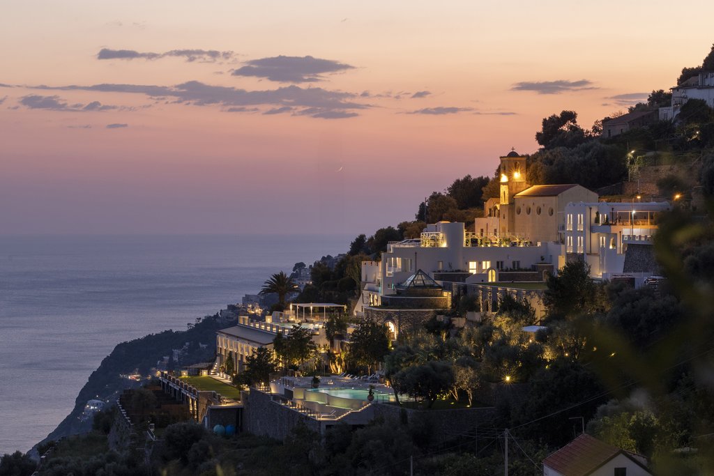 furore grand hotel by night