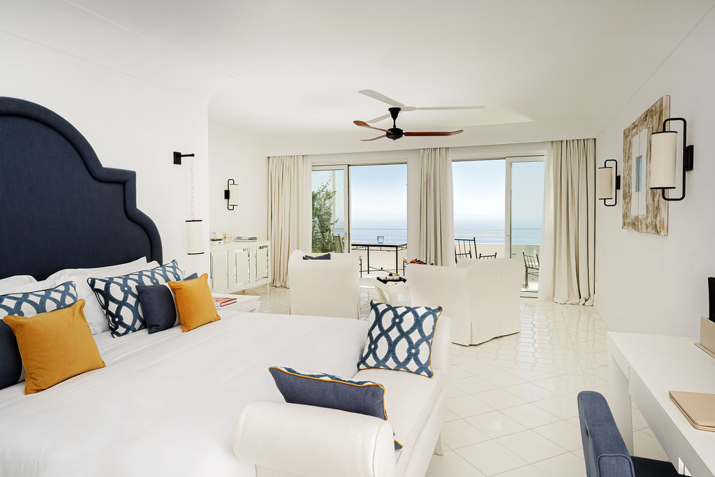 luxury suite jacuzzi