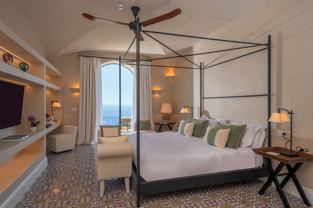 signature pool suite with view