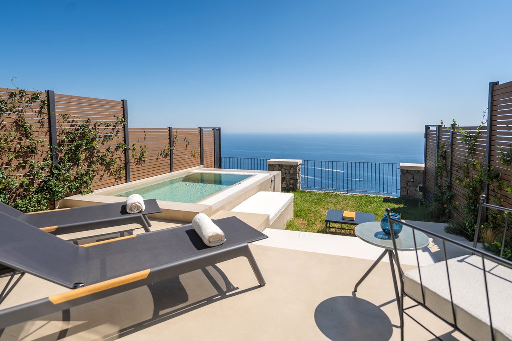 signature suite pool outside