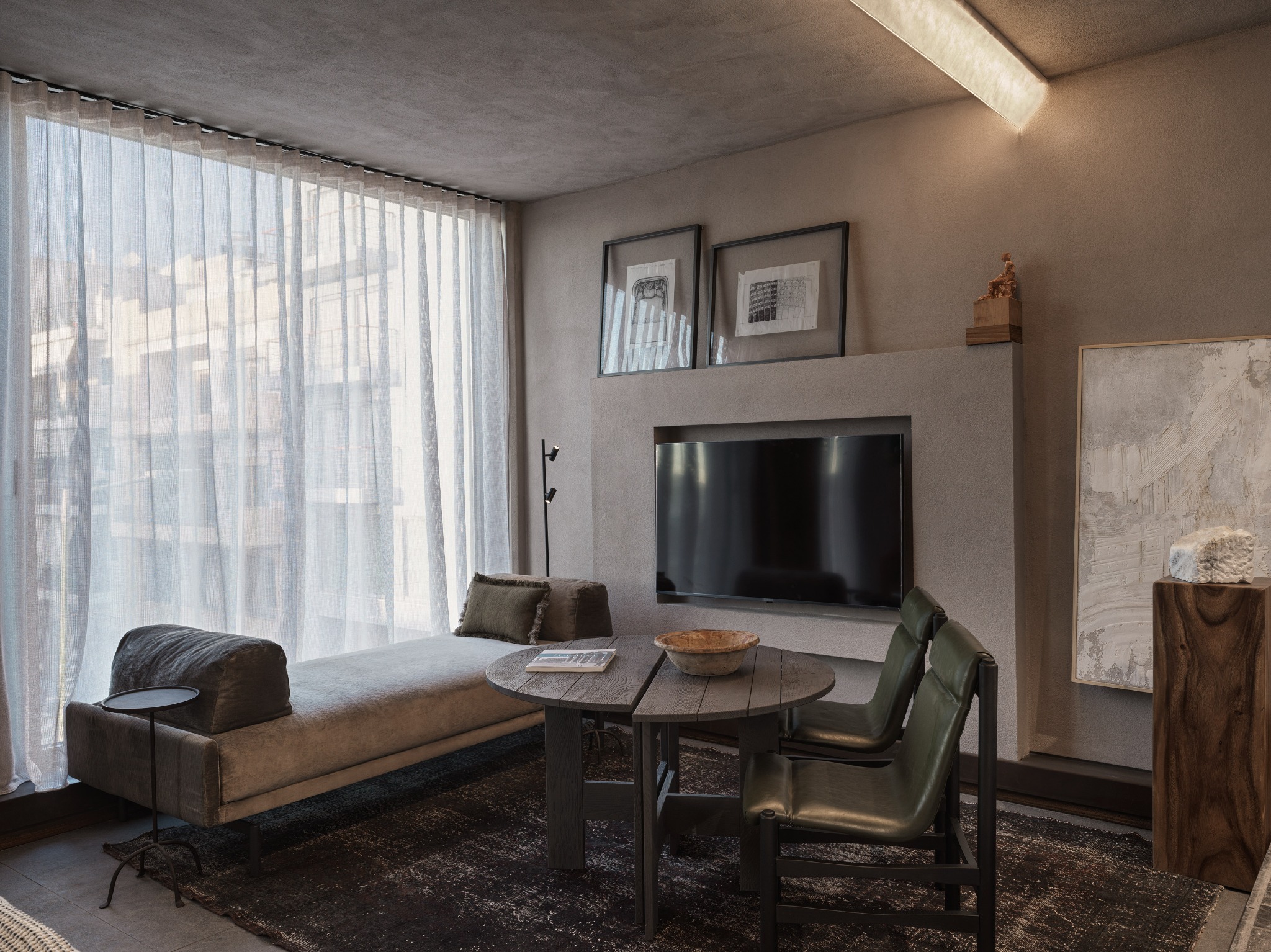 monastik living gezellige zithoek met natuurlijk licht caractere