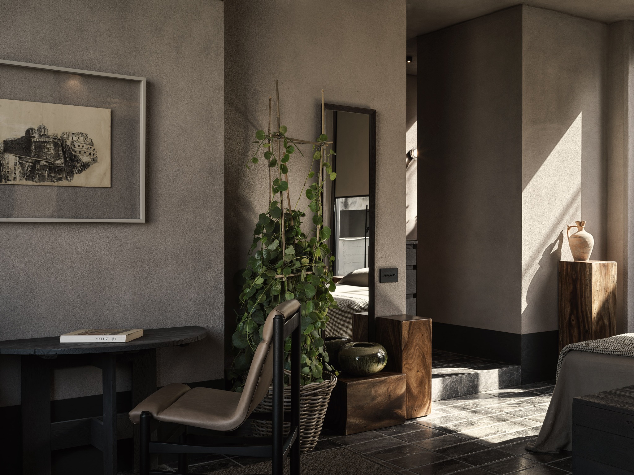 monastik living kamerdecor met natuurlijke tinten caractere