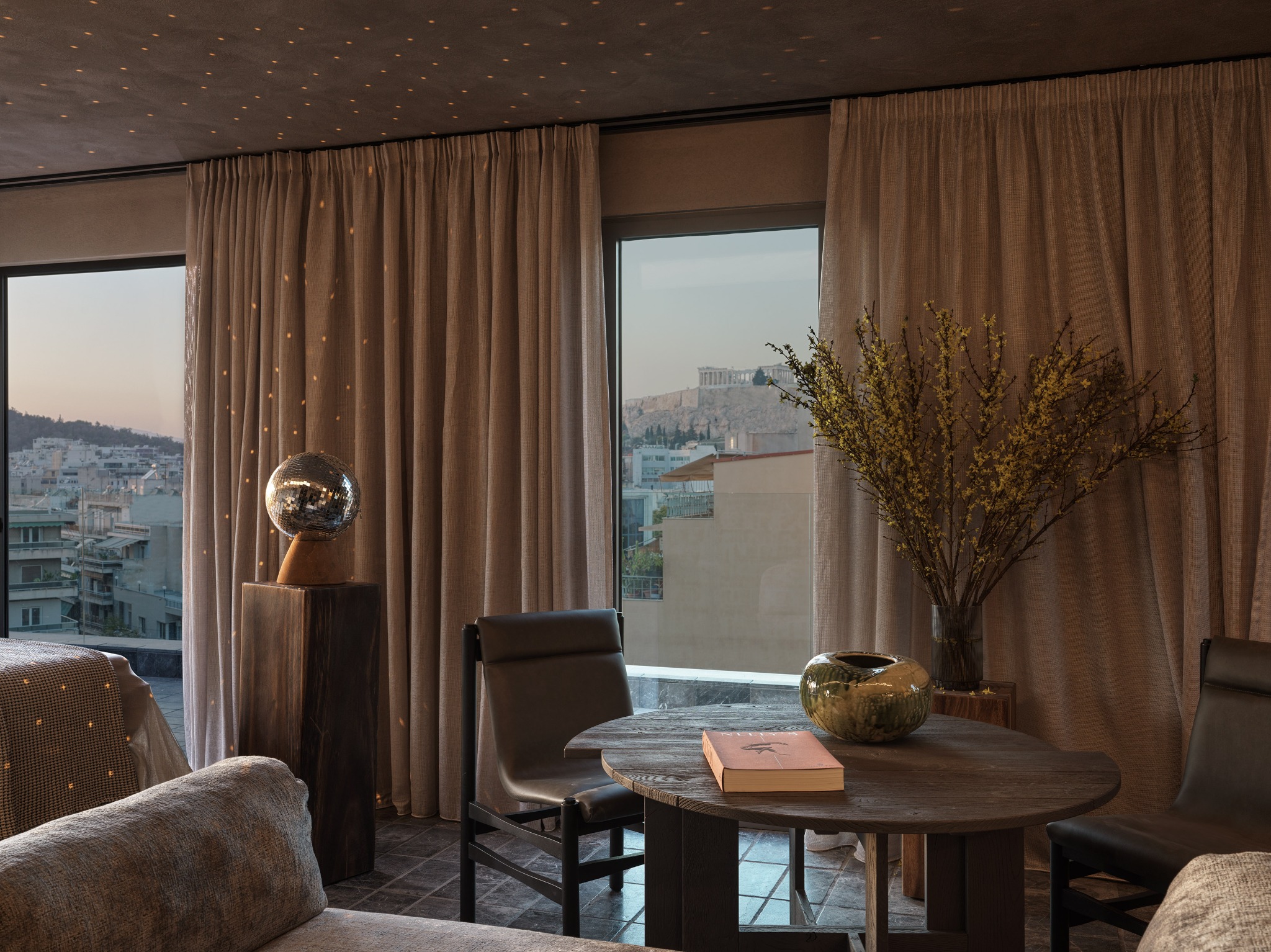 monastik living lounge met zicht op akropolis caractere