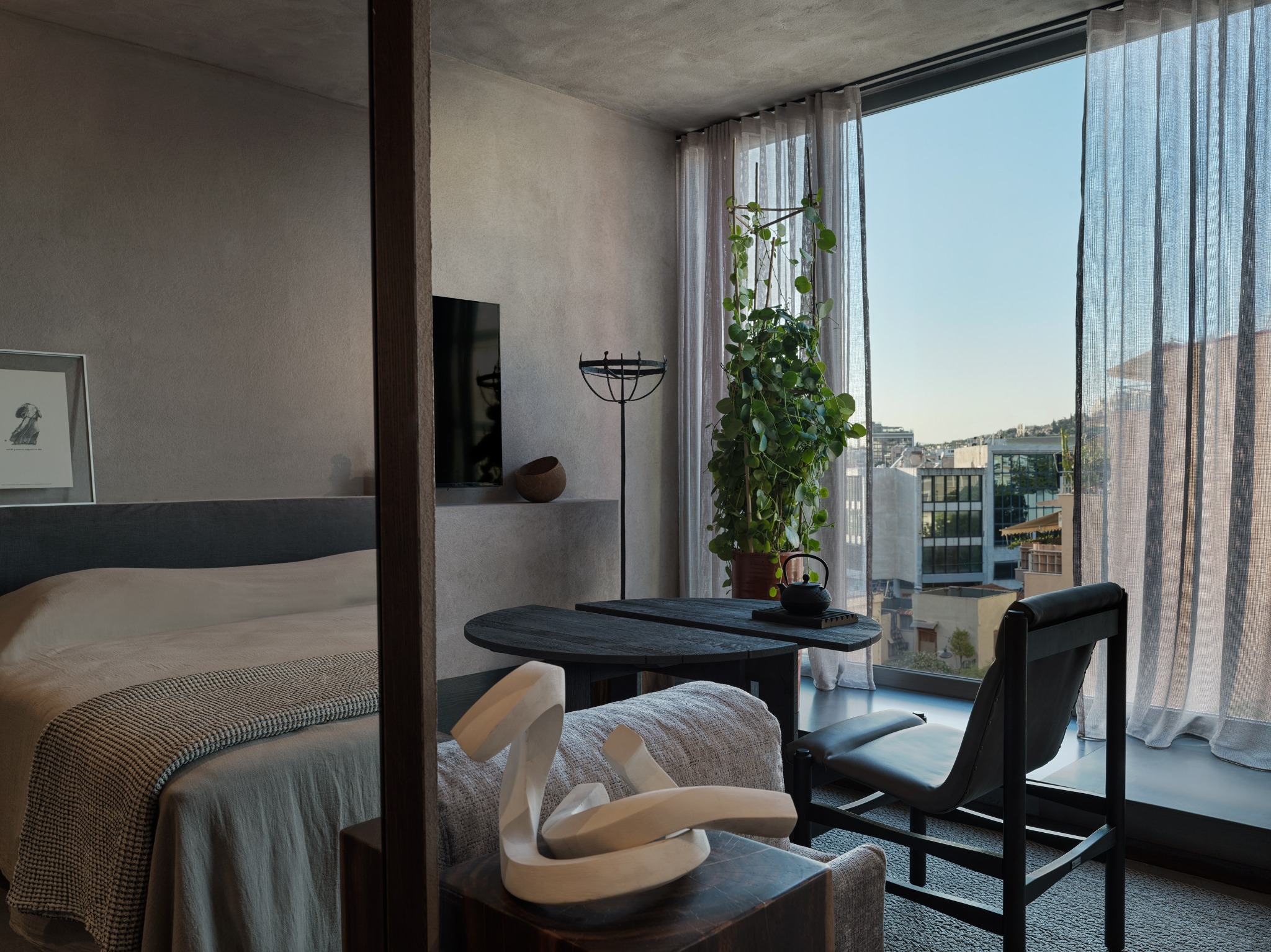 monastik living suite met uitzicht en groene accenten caractere