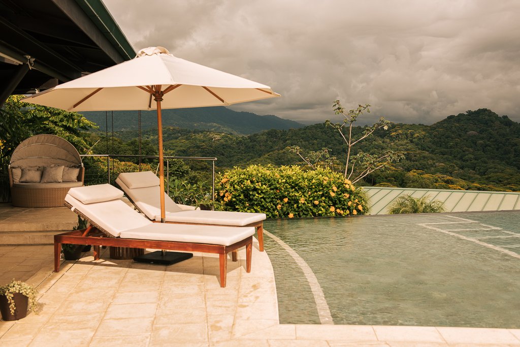 5 infinity pool chair detail