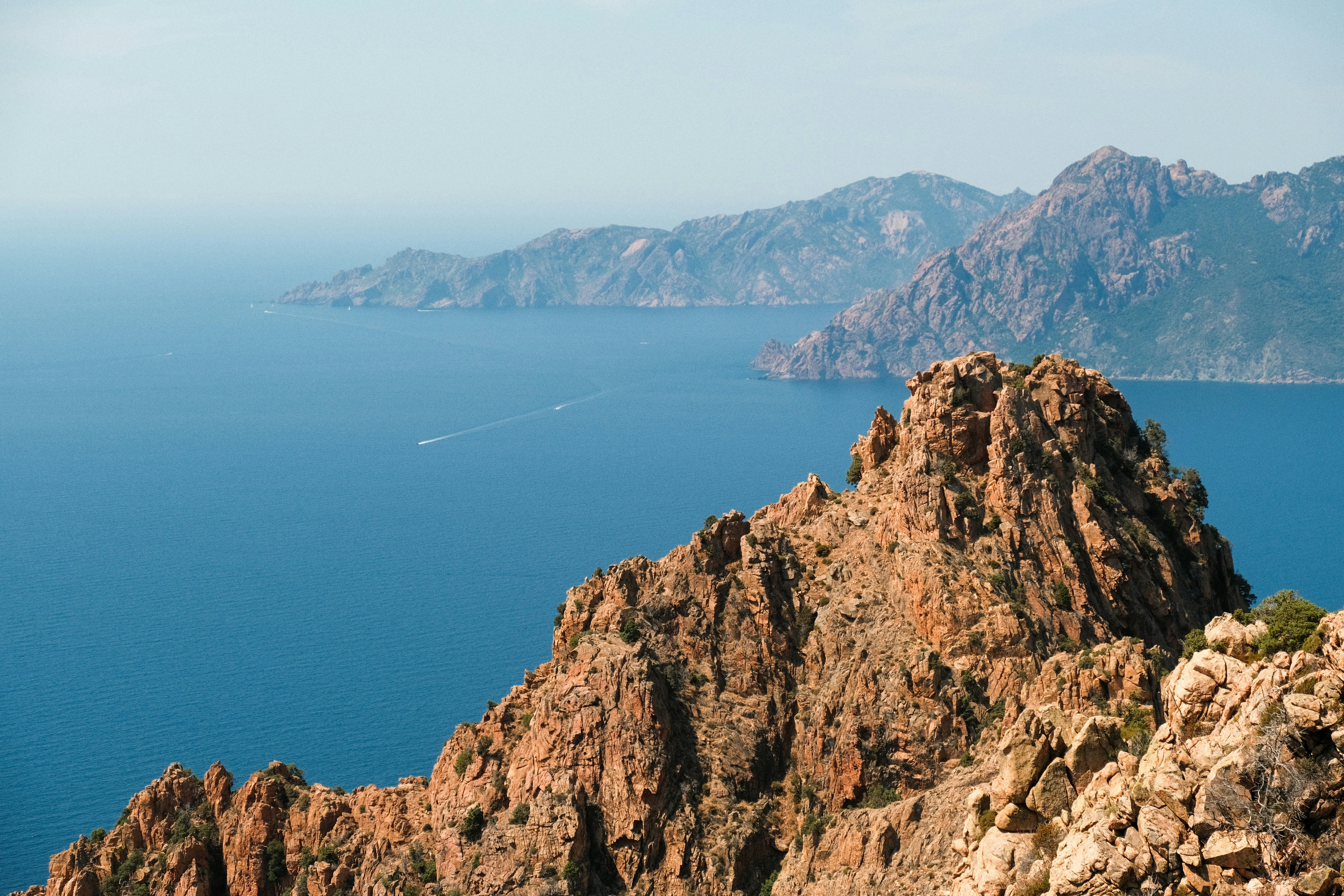 Aller-retour en Corse : des falaises escarpées aux plages cachées