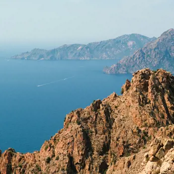 Aller-retour en Corse : des falaises escarpées aux plages cachées