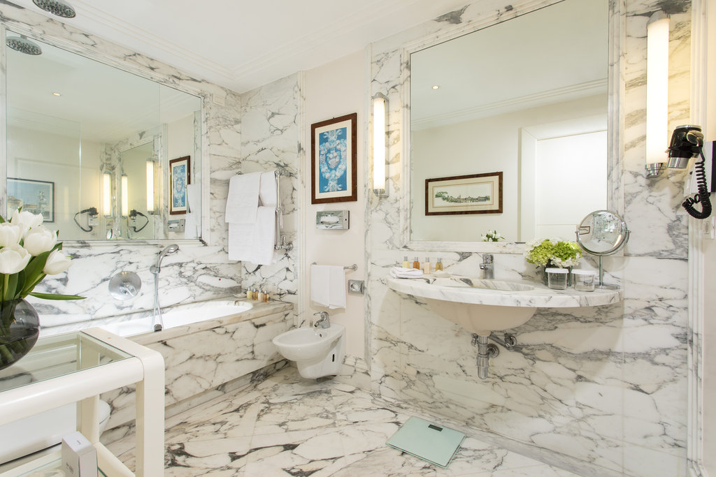 9 panoramic suite bathroom