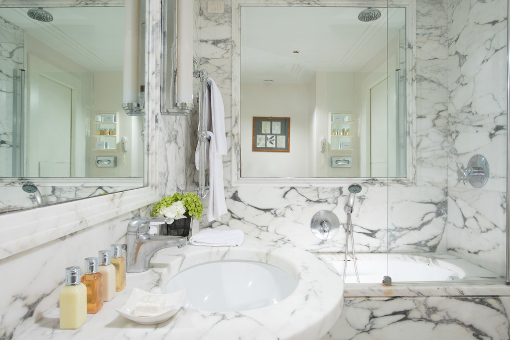 15 junior suite bathroom