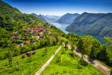 uitzicht op lugano stad het meer van lugano en monte san salvatore van monte bre ticino zwitserland