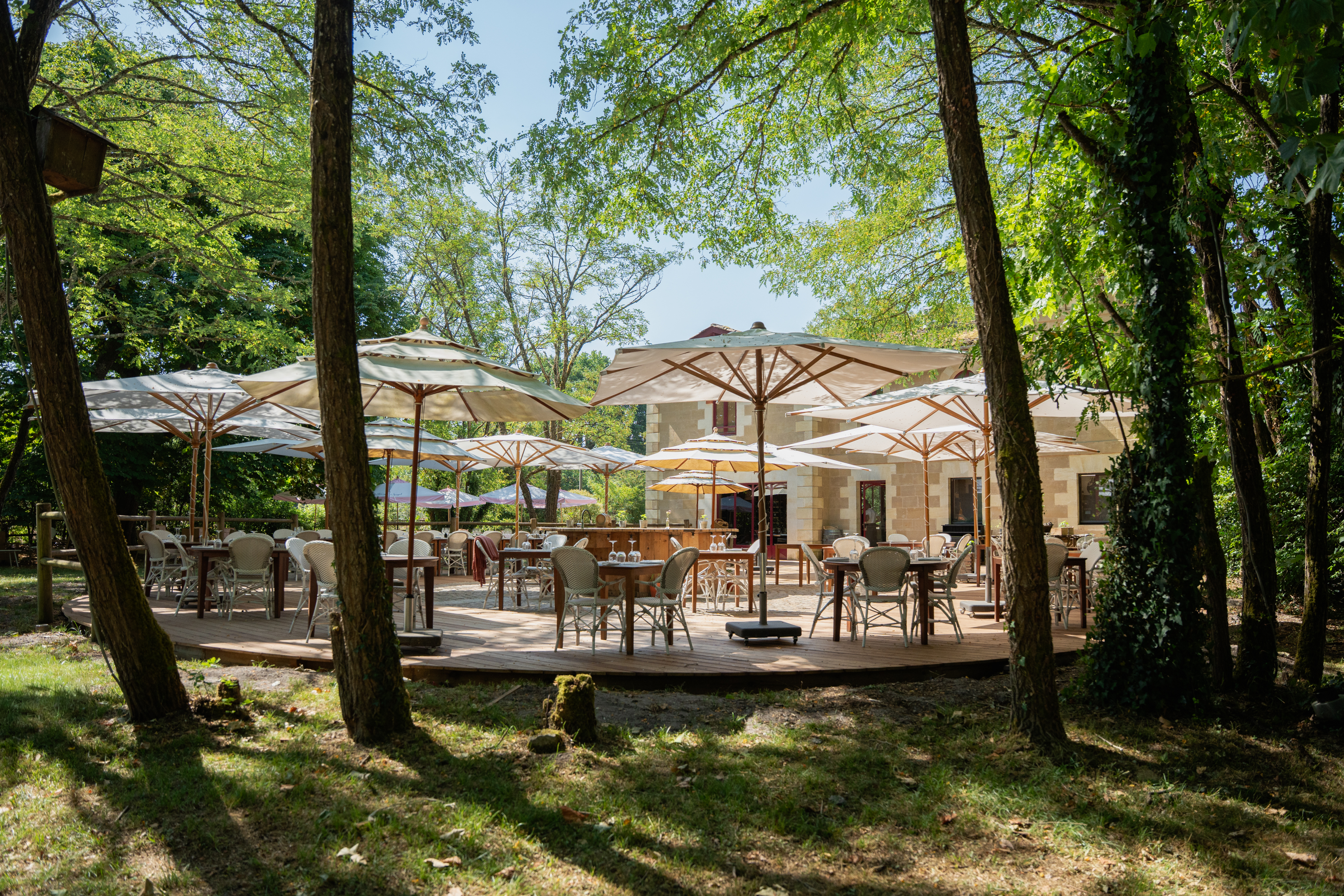 terrasse restaurant le manege chateau leognan credit venezance